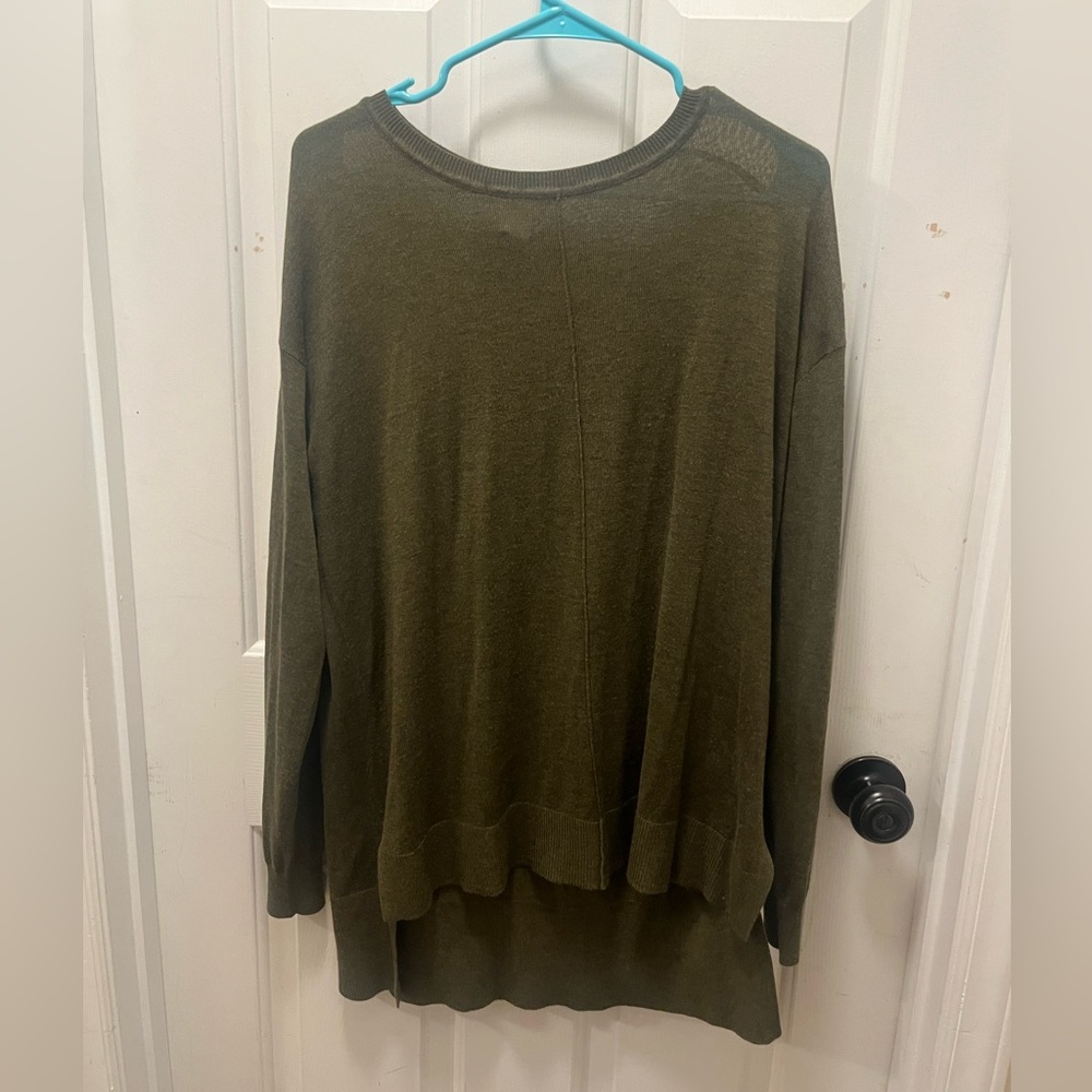 LIKE NEW H&M Women’s Lightweight Crewneck Hi-Low Sweater in Green - Sz Medium